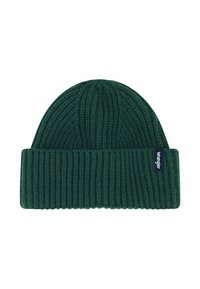 Gorro de punto verde hecho de lana suave, con una textura acanalada y puño doblado. Presenta una pequeña etiqueta azul en la parte frontal.