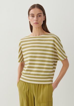 Gestreiftes grün-weißes Kurzarmoberteil mit Bootsausschnitt, aus strukturiertem Strickstoff, kombiniert mit lockeren olivgrünen Hosen.