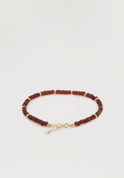 Βραχιόλι με μικρές στρογγυλές σκούρο κόκκινες χάντρες και χρυσά διαχωριστικά χάντρες, με χρυσή κλειδαριά καρφίτσα και ρυθμιζόμενο αλυσίδα.