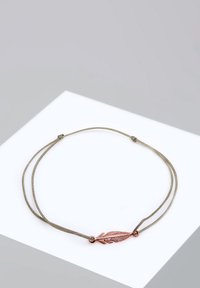 Collana regolabile con due cordoni oliva e un pendente centrale a forma di piuma in oro rosa, caratterizzato da una texture dettagliata e una forma organica.