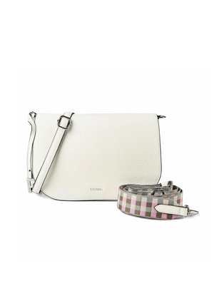 Weiße strukturierte Leder-Umhängetasche mit verstellbarem Riemen und separatem rosa-grau kariertem Stoffriemen daneben.