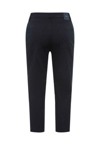 Pantaloni neri con una vestibilità slim, dotati di tasche posteriori e di un'etichetta con logo in vita. Il tessuto sembra liscio con una leggera lucentezza.
