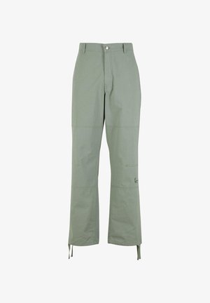 Világos zöld, laza szabású nadrág, szőtt anyagból készült. Elülső gombbal, varrott varratokkal és állítható kötelekkel a bokánál rendelkezik.