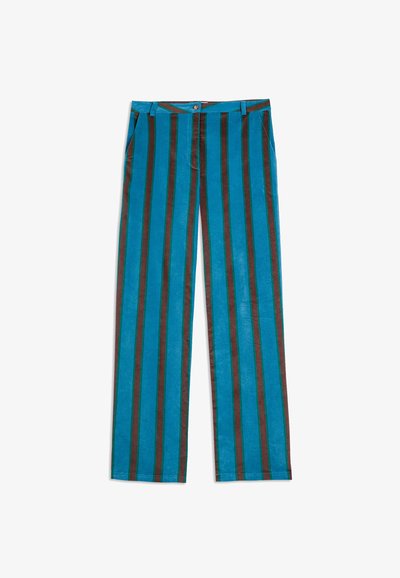 Plave i smeđe prugaste hlače ravnog kroja, napravljene od mekanog materijala. Imaju bočne džepove i dugme za zatvaranje u struku.