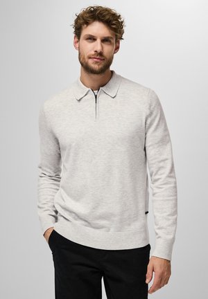 Helles graues langärmliges Polo-Pullover mit Reißverschluss am Hals und strukturiertem Finish. Mit geripptem Kragen und Bündchen. Schwarzer Stoffakzent am Saum.
