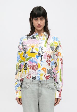 Camicia colorata a maniche lunghe con bottoni, caratterizzata da una varietà di schizzi artistici in nero, giallo, rosso e blu su uno sfondo bianco.