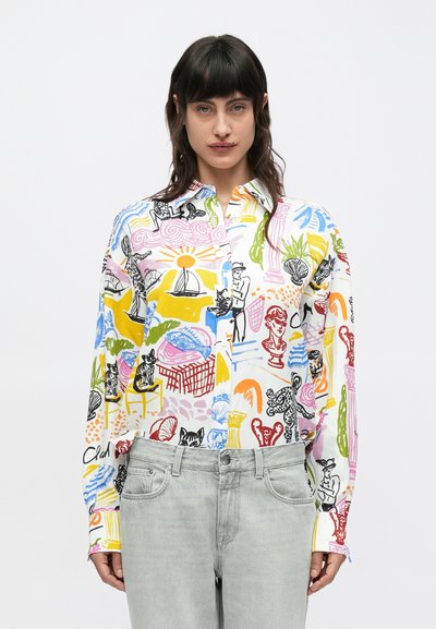 Chemise à manches longues colorée avec boutons, présentant une variété de croquis artistiques en noir, jaune, rouge et bleu sur un fond blanc.