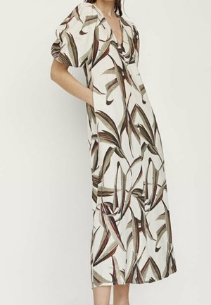 Weißes Kleid mit V-Ausschnitt, Puffärmeln und einem auffälligen grün-rotburgunderfarbenen Blattmuster. Verfügt über seitliche Taschen und eine gerade Silhouette.