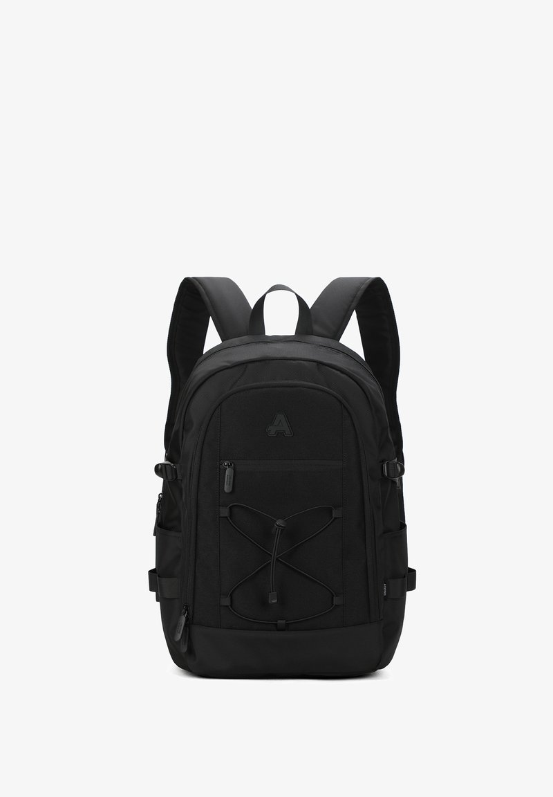 Zaino nero con spallacci imbottiti, una tasca frontale con zip, design con corda elastica e un logo sul fronte. Tessuto testurizzato con cuciture rinforzate.