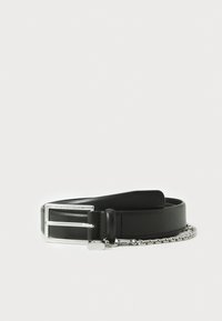 Ceinture en cuir noir avec une boucle en métal argenté et des détails en chaîne. Texture lisse, design classique, accents minimalistes.