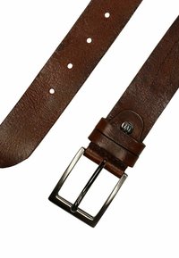 Bruine leren riem met een vierkant zilverkleurig metalen gesp, vijf verstelgaten en een gladde textuur.