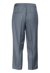 Grå kostymbyxor för män med rakt ben och bakfickor, visade från baksidan mot en vit bakgrund.