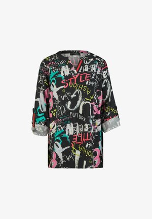 Zwarte blouse met opgerolde mouwen met kleurrijke graffiti-stijl tekst en abstracte vormen in rood, geel, petrol, roze en wit.