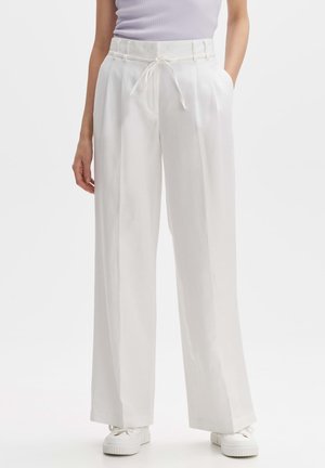 Weiße, weit geschnittene Hose aus leichtem Stoff, mit einem Kordelzugbund, seitlichen Taschen und einer glatten Textur.