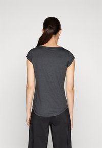 Camiseta de manga corta gris oscuro con cuello redondo y dobladillo curvado, hecha de un material suave y ligero. Se muestra la vista trasera.