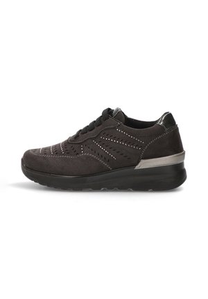 Zapatilla de ante negra con diseño perforado, cierre de cordones, sutiles acentos metálicos y una suela negra gruesa. Presenta un tacón bajo para mayor estabilidad.