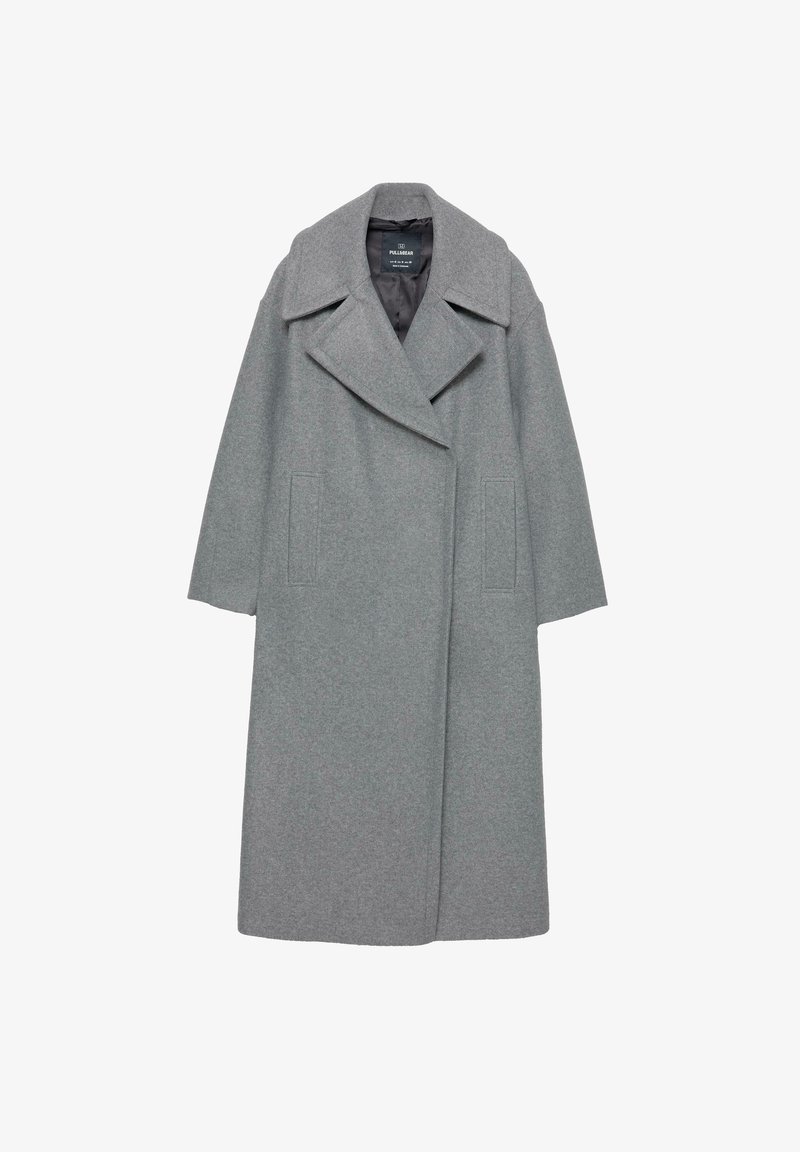 Cappotto grigio in lana con ampio colletto a punte, maniche lunghe e tasche laterali. Il design è semplice con una silhouette dritta.