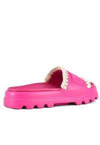 Infradito in gomma rosa con superficie testurizzata, punta aperta e dettagli intrecciati beige attorno al bordo superiore. Presenta una suola spessa con scanalature.