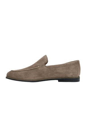 Męskie mokasyny typu slip-on z zamszu w kolorze taupe z niską czarną gumową podeszwą i minimalnymi przeszyciami.