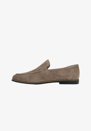 Mocassino slip-on da uomo in suede taupe con suola bassa in gomma nera e cuciture minime.