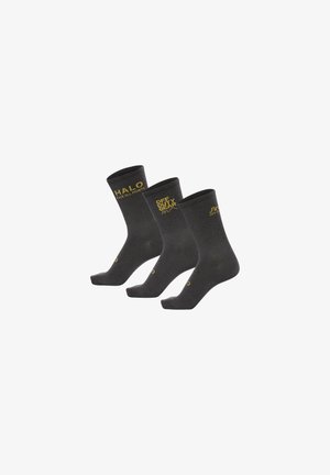 Drei Paar dunkelgraue Socken mit gerippten Bündchen. Jedes Paar hat einen einzigartigen goldenen Aufdruck: „HALO“, „OFF GEAR“ und Logoakzente.