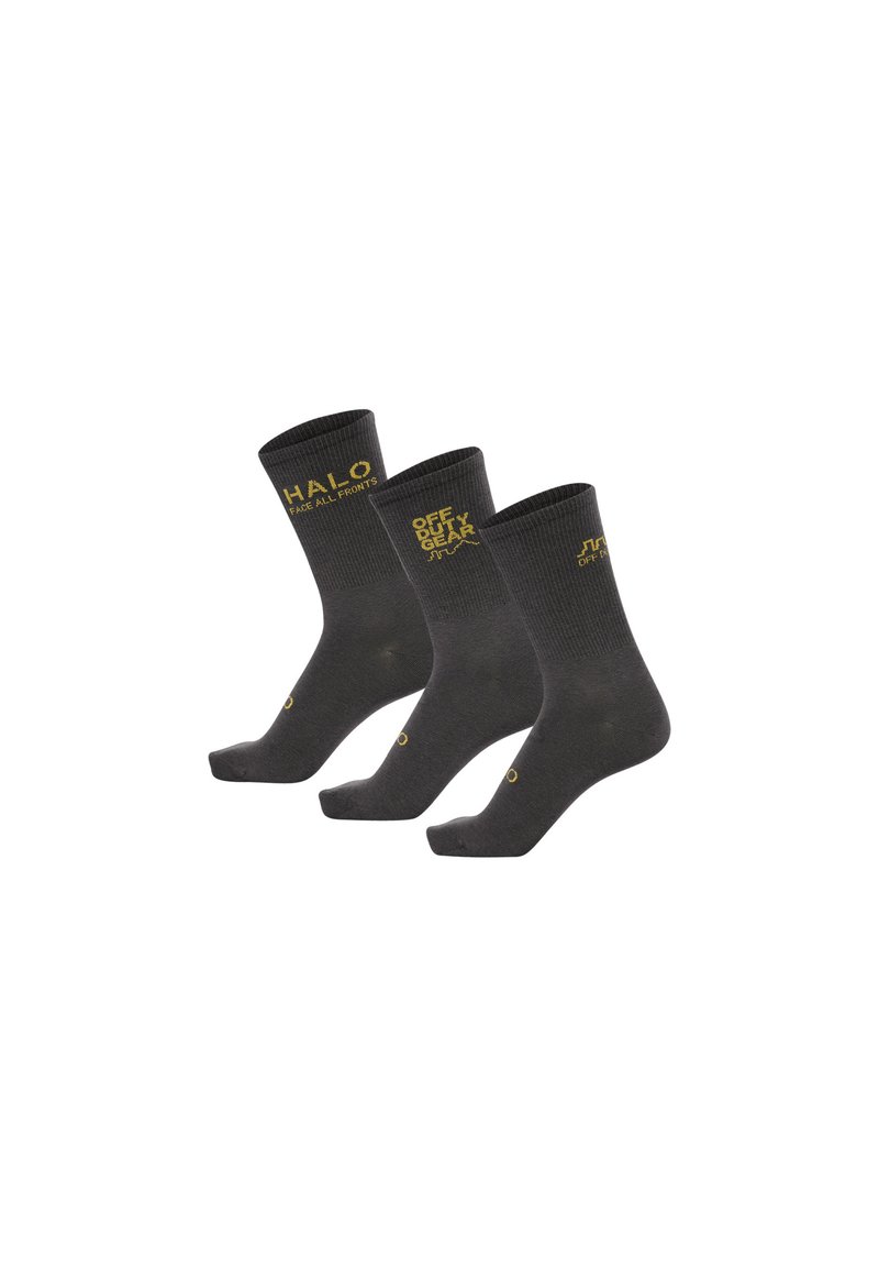 Tre par mörkgrå strumpor med ribbade manschetter. Varje par har unik guldtext: "HALO", "OFF GEAR" och logotypaccenter.