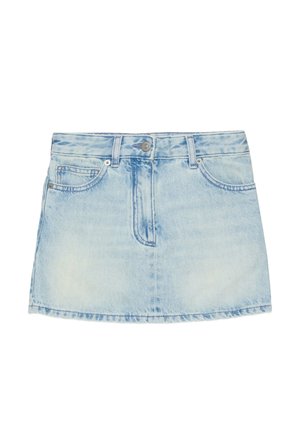 Mini-jupe en denim bleu clair délavé avec bouton devant, fermeture éclair, passants de ceinture et poches avant, présentée sur fond blanc.