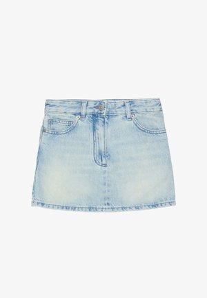 Jasnoniebieska wyblakła mini spódniczka jeansowa z przednim guzikiem, zamkiem błyskawicznym, szlufkami na pasek i przednimi kieszeniami, prezentowana na białym tle.