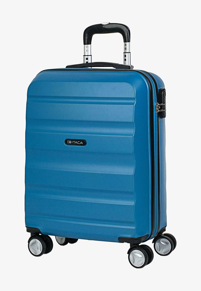 Maleta rígida de color azul con textura acanalada. Cuenta con un mango telescópico, cuatro ruedas giratorias y una cremallera negra con el logotipo de la marca.