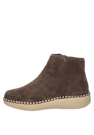 Bruine suède enkellaars met beige geribbelde zool en decoratieve stiksels langs de zoolrand, van opzij weergegeven op een witte achtergrond.