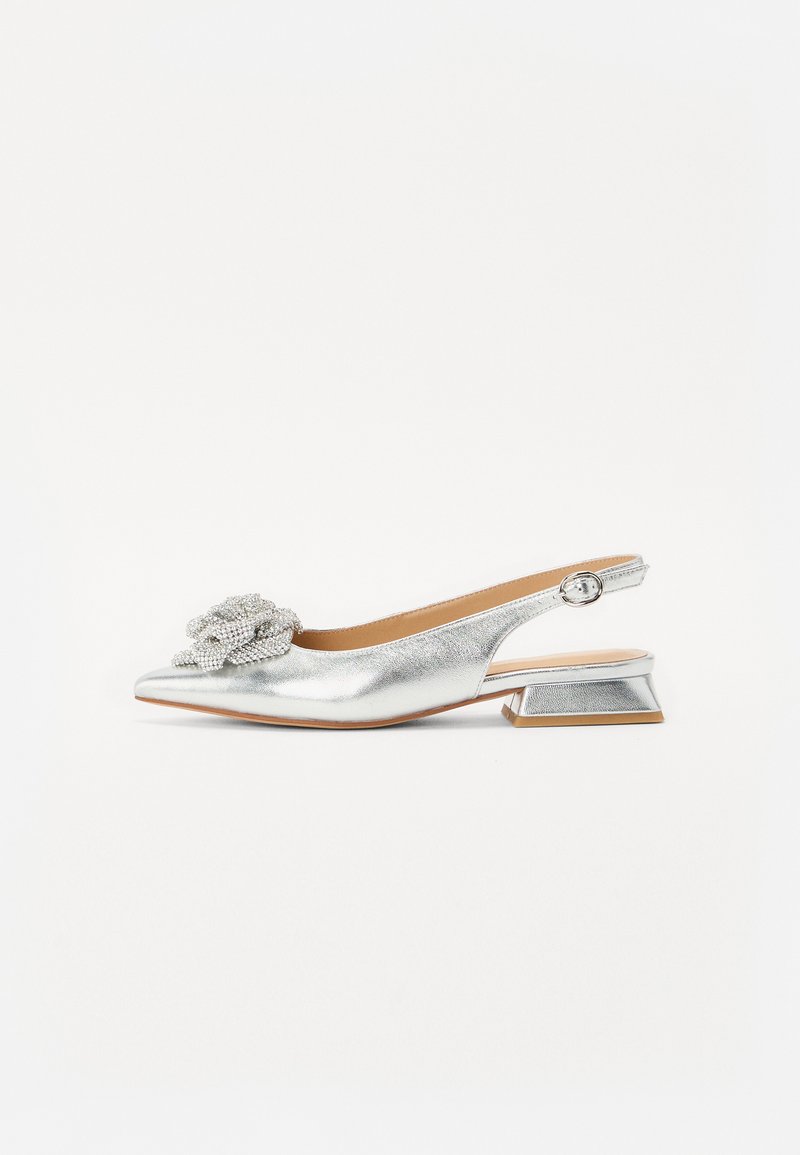 Silberne Slingback-Pumpe mit einer strukturierten metallischen Oberfläche, spitzer Zehenpartie und einem dekorativen, glitzernden Blumenakzent an der Vorderseite.
