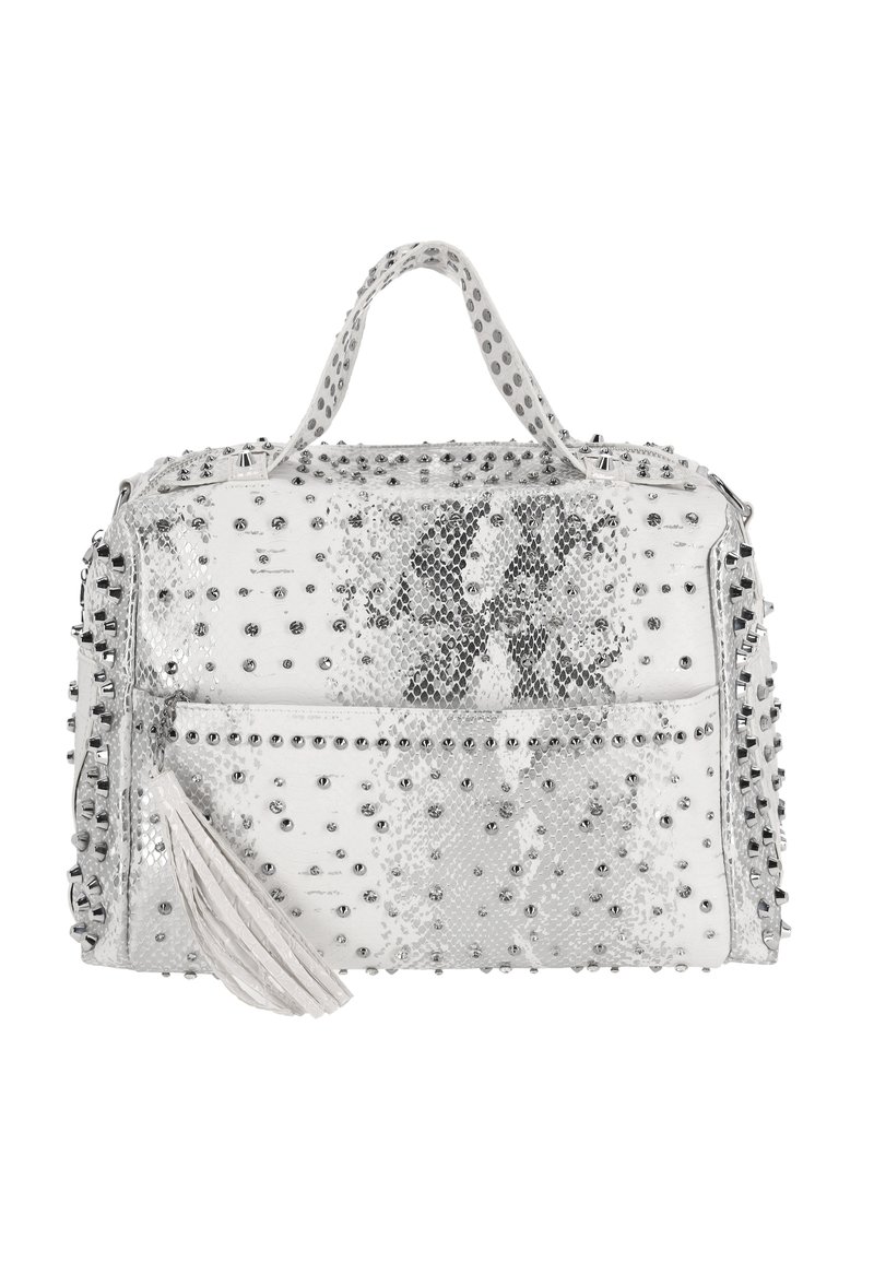 Bolso blanco con detalles metálicos, diseño con tachuelas y patrón texturizado de piel de serpiente. Cuenta con un fleco y dos asas para llevar.