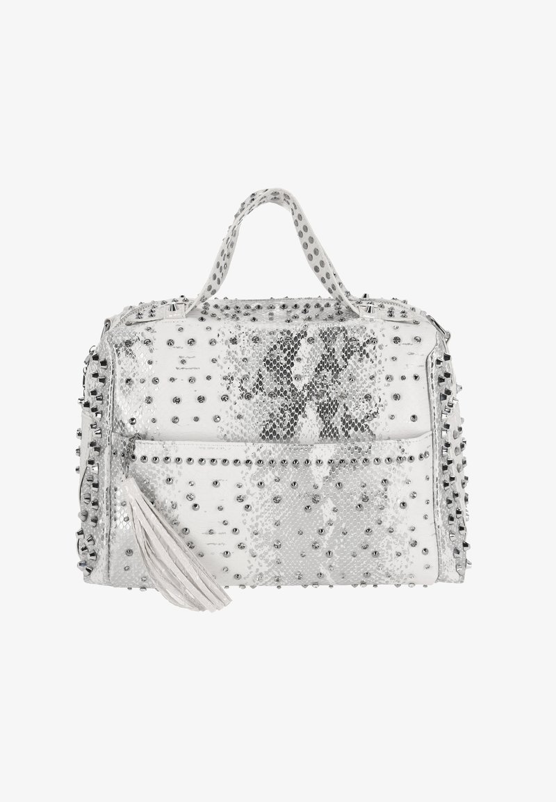 Bolso blanco con detalles metálicos, diseño con tachuelas y patrón texturizado de piel de serpiente. Cuenta con un fleco y dos asas para llevar.