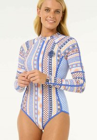Langærmet svømmetøj med et blåt, orange og hvidt geometrisk mønster. Har en høj halsudskæring og en tætsiddende pasform.