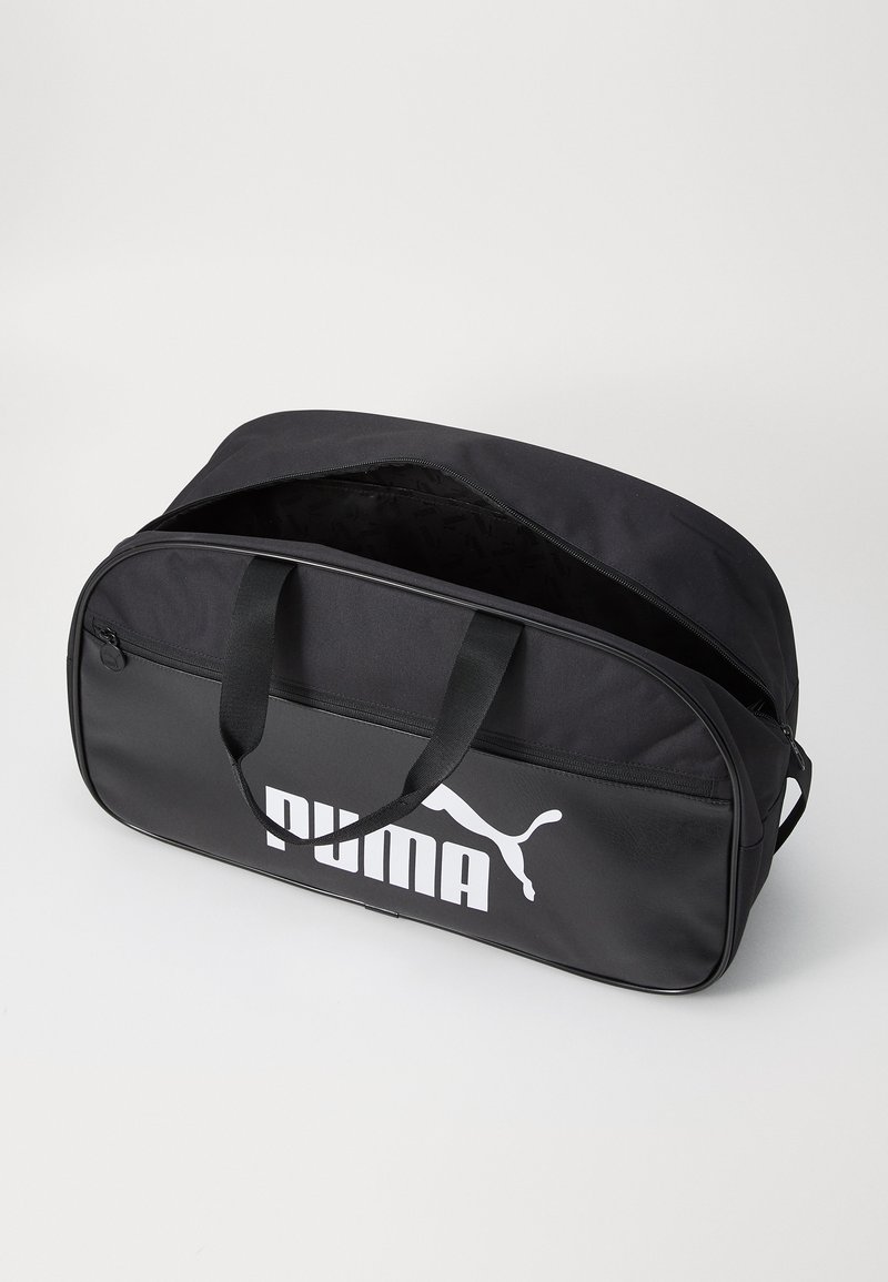 Borsa a duffel nera realizzata in materiale resistente, con un grande logo Puma bianco, chiusura con zip e doppi manici per un facile trasporto.