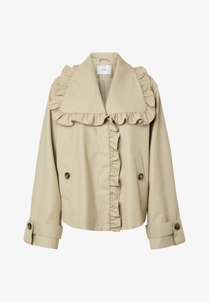 Beige kort jakke med stor flæsekrave, flæser langs knapstolpe, knappede manchetter og to forlommer med brune knapper.