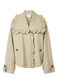 Veste courte beige avec grand col à volants, volants le long de la patte de boutonnage, poignets boutonnés, et deux poches avant avec boutons marron.