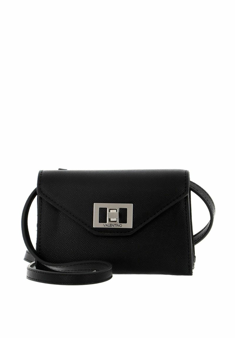 Sac bandoulière en cuir noir avec une finition texturée, un rabat pliant et une quincaillerie argentée comprenant un fermoir rectangulaire et le logo de la marque.