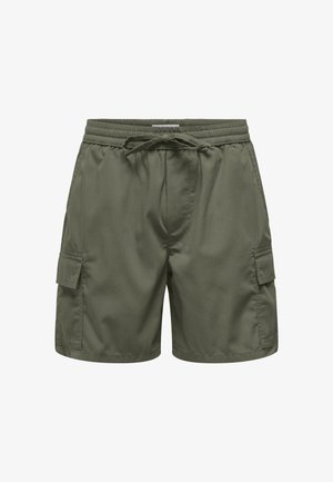Shorts cargo verts olive en tissu léger, avec une taille élastique, un cordon de serrage et des poches latérales. Fabriqués dans un matériau à texture lisse.