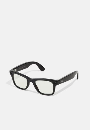 Lunettes Ray-Ban rectangulaires noires avec des verres transparents et de petits capteurs de caméra circulaires aux deux coins avant de la monture.