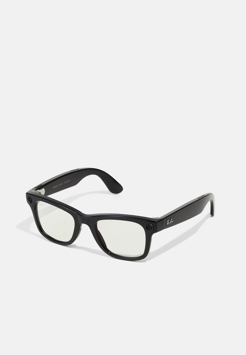 Lunettes Ray-Ban rectangulaires noires avec des verres transparents et de petits capteurs de caméra circulaires aux deux coins avant de la monture.