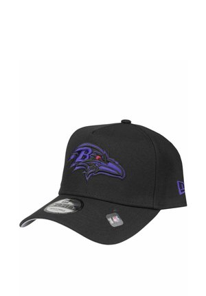Schwarze verstellbare Baseballkappe mit einem lila Baltimore Ravens-Logo, rotem Auge und NFL-Aufklebern am Schirm.