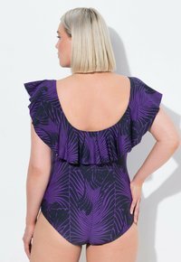Maillot de bain une pièce avec un motif de feuilles de palmier violet et noir. Présente des manches volantées et un dos en forme de scoop. Texture lisse.