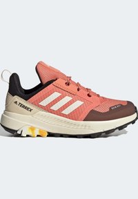 adidas Terrex TERREX TRAILMAKER RAIN.RDY HIKING - Zapatillas de senderismo - white coral gold coloured