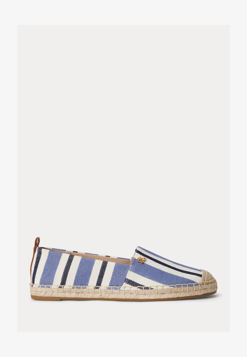Espadrilă slip-on pentru femei, cu dungi albastre, albe și negre, talpă din iută și un mic accent auriu lângă marginea superioară.