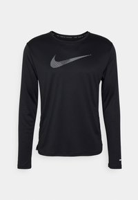 Schwarz langärmliges Sportshirt mit einem weißen pixlierten Nike-Swoosh-Logo auf der Brust, rundem Ausschnitt und schlanker Passform.