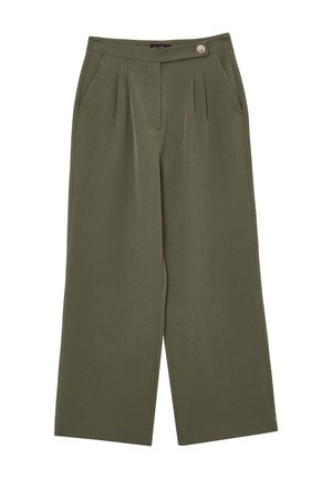 Pantaloni a gamba larga color verde oliva con pieghe frontali, due tasche laterali e un dettaglio decorativo con bottone in vita. Tessuto morbido e leggero.
