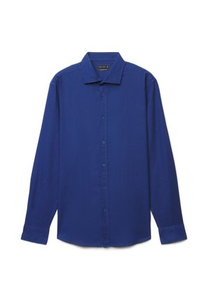 Herrenhemd mit langen Ärmeln und durchgehender Knopfleiste in einfarbigem Königsblau, mit spitzem Kragen und geknöpften Manschetten, flach auf weißem Hintergrund präsentiert.