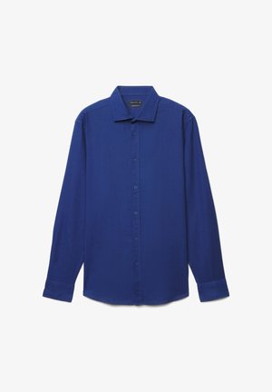 Camicia da uomo a maniche lunghe con bottoni, in blu reale uniforme, con colletto appuntito e polsini abbottonati, mostrata distesa su uno sfondo bianco.