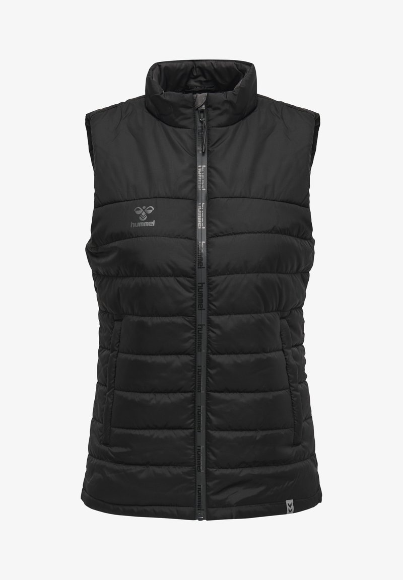 Veste noire matelassée sans manches avec fermeture éclair intégrale à l’avant, col montant, poches latérales et logo « hummel » sur la poitrine et la fermeture éclair.